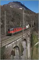 Die Re 6/6 11682 und eine Re 4/4 II erreichen von Norden kommend, Preglia.
19. Feb. 2016
