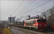 SŽ 363-014 zieht leeren Containerzug durch Maribor-Tabor Richtung Norden. /20.2.2016