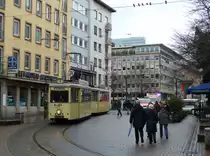 So viele Oldtimer, da sind selbst die Tauben auf den Leitungen neugierig. Schon am Abend dieses Tages wurde die Strecke, u.a. hier in der Bolkerstraße, eingestellt und wird demnächst zurückgebaut werden. Dafür verkehren nun Stadtbahnzüge auf der nahegelegenen unterirdischen Wehrhahnlinie. Verbandswagen Tw 379, 20.2.2016, Düsseldorf