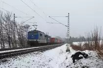 151 039 -5 (EGP) zu sehen am 23.02.16 mit einen Containerzug im Schneetreiben an der Schöpsdrehe bei Plauen/V.