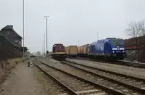 Am 20.02.16 zog 246 049-2(Press) einen Hackschnitzelzug in Ebersdorf-Friesau in den Bahnhof.
112 703-4(Press) wartet schon.