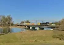 193 605 mit einem Containerzug am 22.02.2016 auf der Isarbrücke bei Plattling