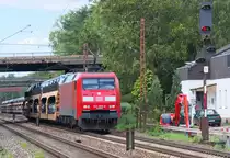Wie ein Wurm schlängelt sich der Ford Autozug aus dem Anschluß Dillinger Hütte/Ford Werke. 152 099 wird den Zug im Gleiswechselbetrieb bis zum Hbf. Saarlouis auf dem linken Gleis befördern. Bahnstrecke 3230 Saarbrücken - Karthaus in Saarlouis Roden.
29.09.2015