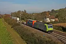 Re 485 016-0 am 30.10.2014 mit einer RoLa (Freiburg (Brsg) Rbf - Novara) südlich von Müllheim (Baden) gen Basel.