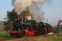 57 2770 und 01 533 fahren am 4. Oktober 2014 einen Sonderzug vom Timelkam nach Ampflwang, hier zu sehen bei der Ausfahrt aus Timelkam.