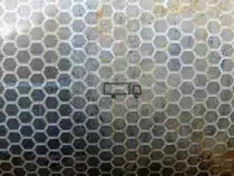 Beim warten auf den Zug entdeckte ich auf den Leuchtreflektoren an den Bahnschranken am Bahnübergang Bergheimer Straße immer wieder kleine Lastwagen. Pro Farbfeld ist je 1 Lastwagen gedruckt. 

Grevenbroich 17.02.2016