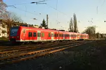 Als RB33 ist der 425 070-0 gerade bei der Einfahrt in Rheydt Hbf zu sehen.
Normaler Weise ist der Zug nach Duisburg oder Wesel unterwegs, doch an diesem Abend fährt er nur bis Mönchengladbach, da in Viersen eine Brückenbaustelle eingerichtet ist. 16.2.2016