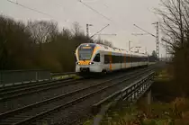 Am verregneten Valentinstag kommt der ET 7.06 der Eurobahn als RE13 nach Mönchengladbach bei Büttgen vor meine Linse. Zwischen Mönchengladbach und Viersen ist die Strecke gesperrt wegen Brückenbauarbeiten und wir durch Schienenersatzverkehr bedient. Ab Viersen geht es dann wieder weiter mit der Eurobahn. 14.2.2016
