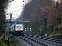 Die Cobra 2843 kommt die Kohlscheider-Rampe hoch mit einem langen Kalkleerzug aus Millingen(D) nach Yves-Gomezee(B) und fährt durch Kohlscheid in Richtung Richterich,Laurensberg,Aachen-West. 
Aufgenommen von Bahnsteig 2 in Kohlscheid. 
Bei Sonne und Schauerwolken am Nachmittag vom 23.2.2016.