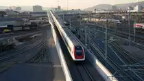 2 RABDe 500 ICN auf der Letzigrabenbücke in Zürich am 26.01.2016. Fotografiert von der Hardbrücke.