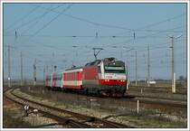 ER 9447 von Wien S�dbahnhof nach Tatabanya, bespannt mit der ehemaligen CAT Maschine 1014 005, am 11.7.2007 im Bahnhofsbereich Gramatneusiedl.