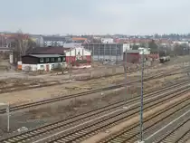 Aufnahme allerdings nur mit Handy von der Bahnhofsbrücke über die verbliebenen Gleisanlagen in Richtung ehemaliges Bahnbetriebswerk mit Lokleitung 21.03.2015.