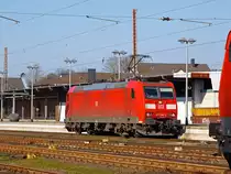 
Kreuztal den 27.02.2016: Zuvor stand sie im Abstellbereich, nun fährt die 185 192-2 (91 80 6185 192-2 D-DB) der DB Schenker Rail Deutschland AG zum Rangierbahnhof um dort einen Güterzug an den Haken zu nehmen. 

Die TRAXX F140 AC wurde 2004 bei Bombardier in Kassel unter der Fabriknummer 33682 gebaut.

Hinweis: Das Bild ist ein Bildausschitt.