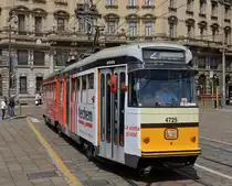 Zwischen 1956 und 1960 wurden von MS, TIBB, und Breda 20 Triebwägen mit einer Länge von 19,58 Meter und einem Fassungsvermögen von 36 Sitz- und 140 Stehplätzen gebaut.
Die Garnituren erhielten die Ordnungsnummern 4714-4733. Der  Triebwagen 4725 war am Nachmittag des 20. Mais 2015 auf der Linie 2 in Richtung Piazzale Negrelli unterwegs, und wurde von mir am Cordusio fotografiert. 