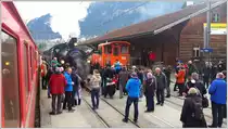 Menschenauflauf in Ilanz bei Ankunft des Dampfextrazuges Surselva mit der G 4/5 107. (28.02.2016)