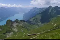 Ein Zug der Brienz-Rothorn-Bahn fährt am 28. Juni 2015 etwas unterhalb der Bergstation talwärts.