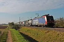 Re 482 020-5 am 31.10.2014 mit einem Containerzug auf dem Weg nach Aachen West, als sie bei Hügelheim in Richtung Freiburg (Brsg) fuhr.