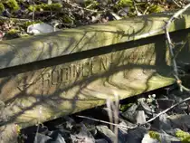 Rödingen 1942 ist noch als Walzzeichen auf dem seit mehr als 30Jahre stillgelegten Anschlussgleisen in Grevenbroich zu erkennen. Die Anschlüsse begonnen im Bahnhof Grevenbroich Erftwerk und führten zur  einer ehemaligen Maschinenbau Fabrik und zu einer Snack Fabrik. Obwohl dort teils Ausweichgleise lagen funktionierte dort alles ohne Signale und die Weichen wurden alle per Hand gestellt.

Grevenbroich 27.02.2016