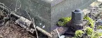 Den preußischen Oberbau F Hakenplatte mit Klemmplatte findet man heute nur noch auf stillgelegten Bahnstrecken und selbst dort nur sehr selten. Auf der Außenseite wird die Schiene eingehakt und auf der Innenseite dann mit einer Klemmplatte festgeschraubt. Dieseer Oberbau wird seit vielen Jahren nicht mehr verwendet.

Grevenbroich 27.02.2016
