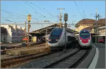 Der eine fährt nach Paris, der andere nach Venezia: TGV Lyria und SBB RABe 503 im noch schattigen Bhanhofs-Bereich von Lausanne.
27. Feb. 2016