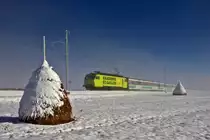 Bei der Heinze in Altmatt taucht aus dem Nebel die SOB Re 446 018  Akademie St.Gallen  mit dem Voralpenexpress auf.Bild vom 24.2.2016
