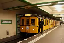 Am 28.02.2016 jährte sich die Verlängerung der heutigen U6 von Tempelhof nach Alt-Mariendorf zum 50. Mal.
Die BVG setzte den historischen Triebwagen 113 vom Typ BII T 4 ein, der sich im Zustand der 60-er Jahre befindet.
Er wurde 1927 in Dessau gebaut und er erhielt am 12.01.2015 die HU.
