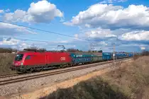 Ziemlich rasch wechselnde Bewölkung mit Sonnenschein am 24.02.2016 zwischen Helmahof und Deutsch Wagram: 1016 042 mit einem PKP Cargo Ganzzug, unterwegs in Richtung Wien.