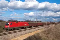 Bei ziemlich rasch wechselnde Bewölkung mit Sonnenschein entstand diese Aufahme zwischen Helmahof und Deutsch Wagram: 1116 007, unterwegs mit einem Güterzug in Richtung Wien, am Nachmittag des 24.02.2016.