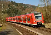 Nachschuß auf einen gestrickten!
Dieser Zug ist eigentlich zwei. Er besteht aus zwei bei Unfällen beschädigten Triebwagen, deren nicht beschädigte Teile zum neuen Zug zusammengeschlossen wurden. So verlassen 425 225-0 und 425 727-5 als Zug gerade Neckargerach nach Kaiserlautern am Samstag den 27.2.2016