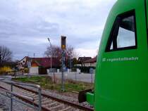 VT 17 der Regentalbahn bei der Ausfahrt aus Pankofen. Im Hintergrund ist das B�-Signal zu sehen. 18.03.2007.