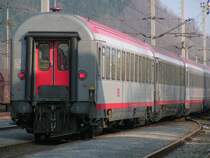 Upgradewagen bilden den OIC 941, 
bei d. Durchfahrt Bhf. Timelkam 070314
