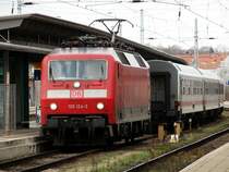 120 124 rangiert gerade an ihren bereitgestellten IC, um dann mit diesem nach K�ln zu fahren. (Hbf Rostock, 04.02.07)