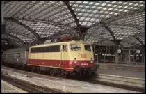 110486 fährt am 30.9.1993 um 12.25 Uhr mit einer Silberling Garnitur in Köln HBF in Richtung Köln - Deutz weiter.