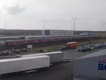 Blick von der Mukraner Fussgängerbrücke auf acht abgestellte RE Wagen am 27.Februar 2016.