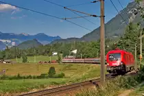 1116 028 fährt mir einer unbekannt gebliebenen Schwesterlokomotive mit dem IC 865 bei Braz den Arlberg hinauf.Bild vom 22.7.2015