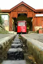 Bergfest. Die Ferrovia a cremagliera ganz oben in Granarolo in Genua am 8.2.16. Das ist sozusagen ihr Heimatbahnhof. Hier haben die Angestellten einen kleinen Aufenthaltsraum. Ein Fahrer, ein Schaffner und ein Techniker haben hier Arbeit. Da die Bahn in verschiedenen großen Zeitabständen verkehrt, gibt es reichlich Zeit für das ein oder andere Zigarettenpäuschen. Ein wie gemachter Job für die Italiener. :-)