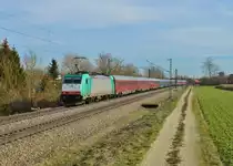186 241 mit einem Flüchtlingszug am 06.02.2016 bei Langenisarhofen. 