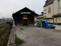 5047 039-2 als R7068 im Bahnhof Wieselburg/Erlauf; ein Bild aus alten Tagen, wo das alte Holzmagazin samt Laderampe noch vorhanden waren; 141029