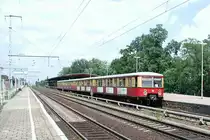 Am 24.06.2003 war der Stern der Baureihe 477 fast vollständig gesunken, als ein Halbzug aus 477 085 und 070 den Bahnhof Karlshorst auf der S3 in Richtung Friedrichshagen verlässt.
