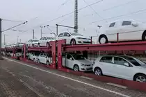 Golf, DAS Auto. Laut Werbespot. Unterwegs Richtung Österreich fotografiert im Bahnhof Plattling. 27.02.2016