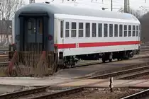 Ein einsamer abgestellter IC-Wagen abgestellt im Bahnhof Plattling am 27.02.2016
