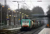 2904 von Alpha Trains  kommt als Umleiter  mit einem langen Containerzug aus Köln-Eifeltor nach Antwerpen-Oorderen(B)  aus Richtung Rheydt,Wickrath,Beckrath,Herrath,Erkelenz,Baal,Hückelhoven-Baal,Brachelen,Lindern,Süggerrath,Geilenkirchen,Frelenberg,Zweibrüggen und fährt durch Übach-Palenberg in Richtung Rimburg,Finkenrath,Hofstadt,Herzogenrath,Kohlscheid,Richterich,Laurensberg,Aachen-West.
Aufgenommen vom Bahnsteig 2 in Übach-Palenberg.
Bei Nieselregen am Kalten Nachmittag vom 1.3.2016.