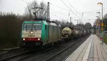 2904 von Alpha Trains kommt als Umleiter mit einem langen Containerzug aus Köln-Eifeltor nach Antwerpen-Oorderen(B) aus Richtung Rheydt,Wickrath,Beckrath,Herrath,Erkelenz,Baal,Hückelhoven-Baal,Brachelen,Lindern,Süggerrath,Geilenkirchen,Frelenberg,Zweibrüggen und fährt durch Übach-Palenberg in Richtung Rimburg,Finkenrath,Hofstadt,Herzogenrath,Kohlscheid,Richterich,Laurensberg,Aachen-West. 
Aufgenommen vom Bahnsteig 2 in Übach-Palenberg. 
Bei Nieselregen am Kalten Nachmittag vom 1.3.2016.