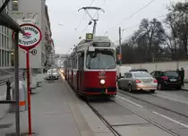 Wien Wiener Linien SL D (E2 4083 (SGP 1988)) Prinz-Eugen-Straße (Hst. Plößlgasse) am 15. Februar 2016.