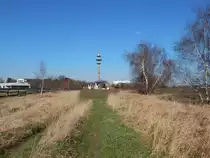 Hinter den Fotografen zweigt sich das stillgelegte Anschlussgleis links zur ehemaligen Maschinenbau Fabrik Buckau, dort ist bis auf eine Halle wo ein Maschinen Vermieter ansässig ist heute ein Wohngebiet. Rechts führte es zur Snackfabrik Intersnack. Den Verlauf der alten Strecke ist gut durch die alten Laternen erkennen.

Grevenbroich 27.02.2016