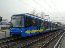 VGF Bombardier U5-25 Wagen 676 mit Werbung für die Batschkapp am 01.03.16 in Frankfurt am Main