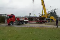 Güterwagen: AUSZUG AUS BUSSWIL. Heute den 2. März 2016 hat sich der N-Bahn-Club Busswil (NBCB) endgültig von seinen zwei Güterwagen getrennt, die der Neugestaltung des Bahnhofs Busswil zum Opfer gefallen sind. Während der letzte in der Schweiz noch vorhandene Kühlwagen P 23 85 849 1801-1 (ehemals Sais AG Horn/TG, Baujahr 1951) mit dem ursprünglichen Holzkasten in Frauenfeld bei IG Schiene Schweiz seine neue Heimat fand, wo er der Nachwelt erhalten bleibt, landete der bereits durch den NBCB teilweise abgebrochene ex Gklm-v 42 85 114 4 887-3 auf dem  SCHROTTHAUFEN. Beide Aufnahmen entstanden in Busswil bei Wetterverhätnissen, die so traurig waren wie der Abschied. Nun steht nur noch das Club-Lokal des NBCB in dem auch die wunderschöne Modellbahnanlage der Spur N bewundert werden kann, in Form eines alten Mitteleinstiegwagens beim Bahnhof Busswil. Gebaut wurde der Kühlwagen durch Schindler Waggon AG Pratteln. In Busswil hatte er seinen Standplatz von 1986 bis 2016. Von diesen Wagen existierten nur gerade zwei Stück.
Foto: Walter Ruetsch            