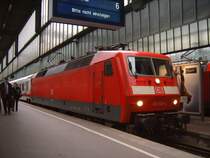 Endlich mal wieder eine 120er vor die Linse bekommen...
DB 120 133-4 am 17.03.07 mit einem InterCity auf Gleis 6 des Stuttgarter Hauptbahnhofes.