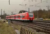 Nur als Halbzug kommt hier ein RE8 nach Koblenz in Form des 425 098-1 in Grevenbroich
aus Mönchengladbach kommend eingefahren. Mittwoch den 2.3.2016