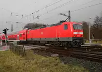 Nachschublady verlässt Grevenbroich! Mit einem RB27 ist die 143 568 auf dem Bü Blumenstraße zu sehen. 2.3.2016